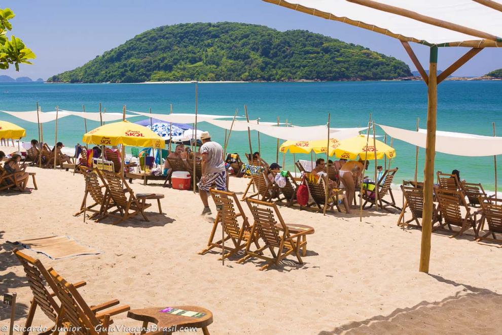 Imagem da praia repleta de cadeiras pelas areias da Praia de Prumirim.